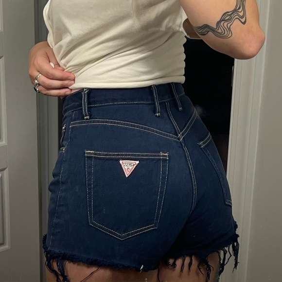 dark denim Guess shorts with a thigh rip 🧚🏻‍♀️🤠🪐 - Picture 4 of 4